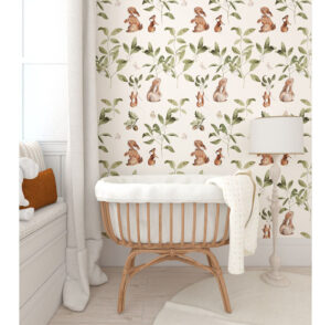 Gestaltung eines Babyzimmers mit einer Tapete mit Häschen im Gras