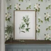Wandgestaltung mit einer Tapete mit Magnolien und einem Poster mit einem Olivenmotiv