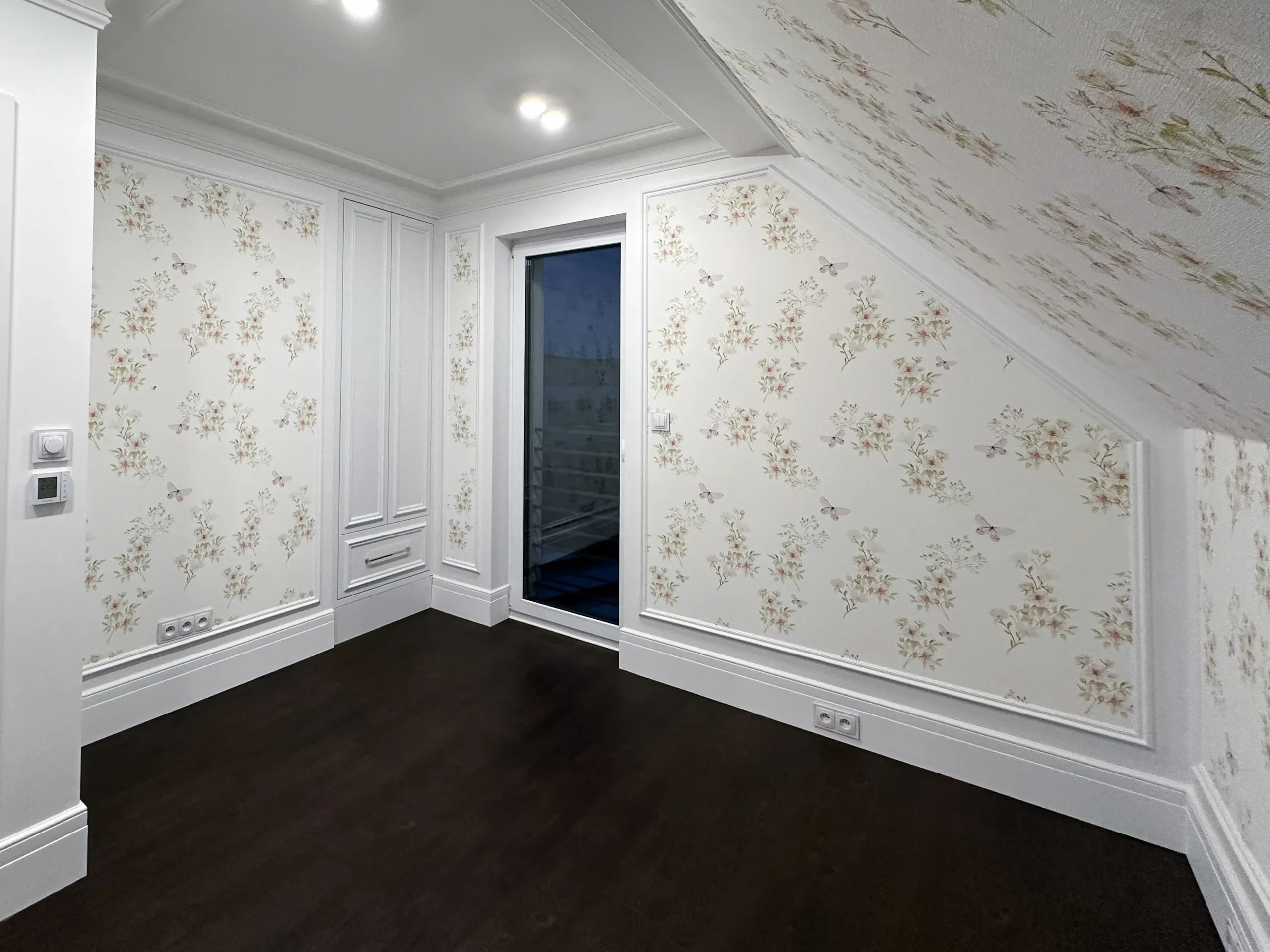 Tapete Blumen auf weißem Hintergrund 2 Mädchenzimmer mit Blumentapete