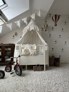 pokoik dziecięcy z tapetą w misie