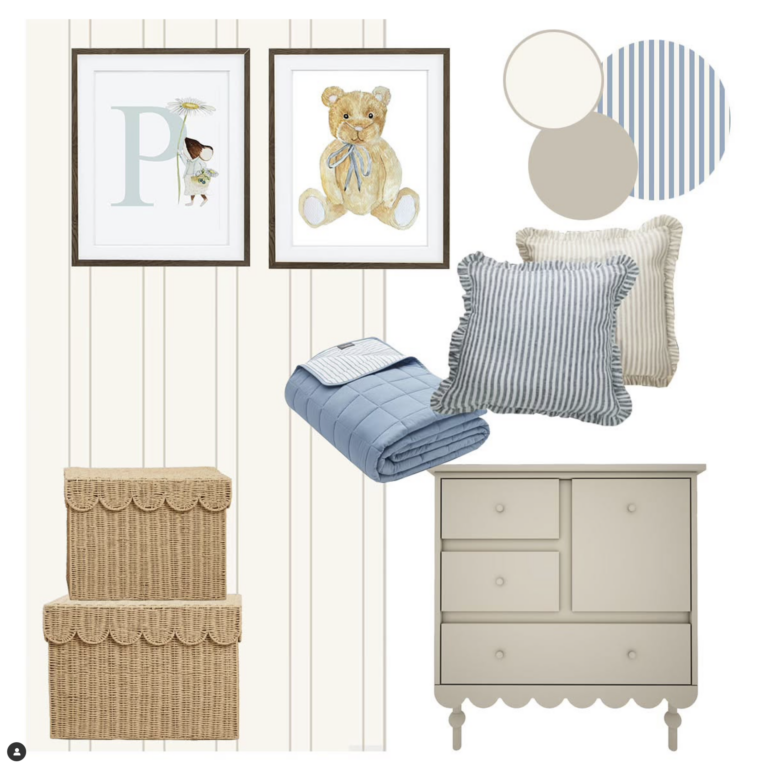 Kinderzimmer mit pastellfarben gestreifter Tapete, Teddybär-Illustrationen, cremefarbener Kommode und Weidenkörben.