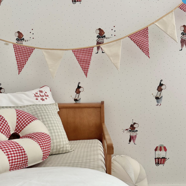 Tapeta na ścianie w pokoju chłopca z motywem cyrku