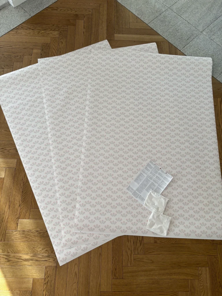 Tapeta na wymiar w brytach równej szerokości mniejszej niż 1m proporcjonalnie. Tapety pocięte na ok 1m szerokości. Instrukcja oraz klej w komplecie.